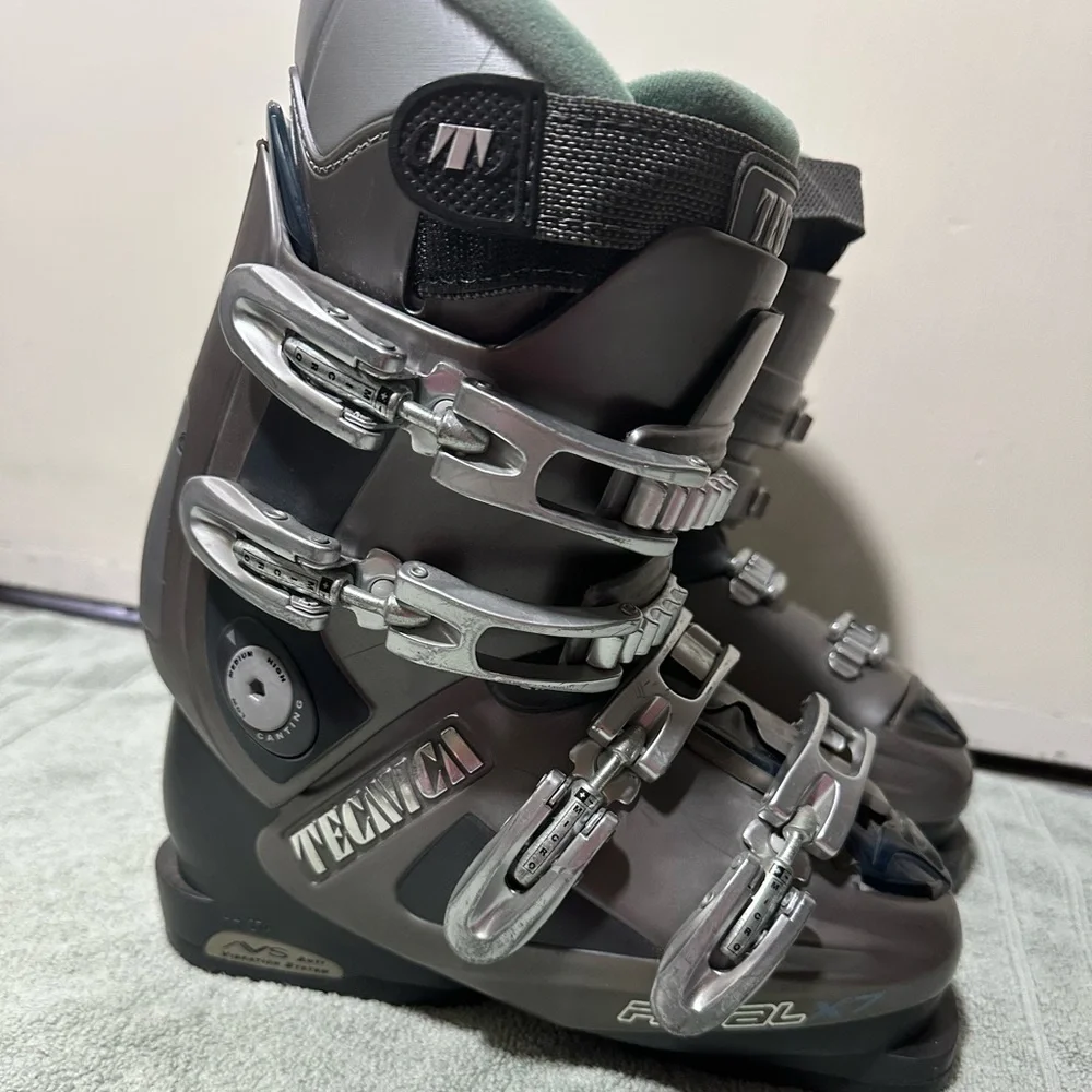 Women Tecnica Dark Gray Ski Boots with Metallic Buckles size 6